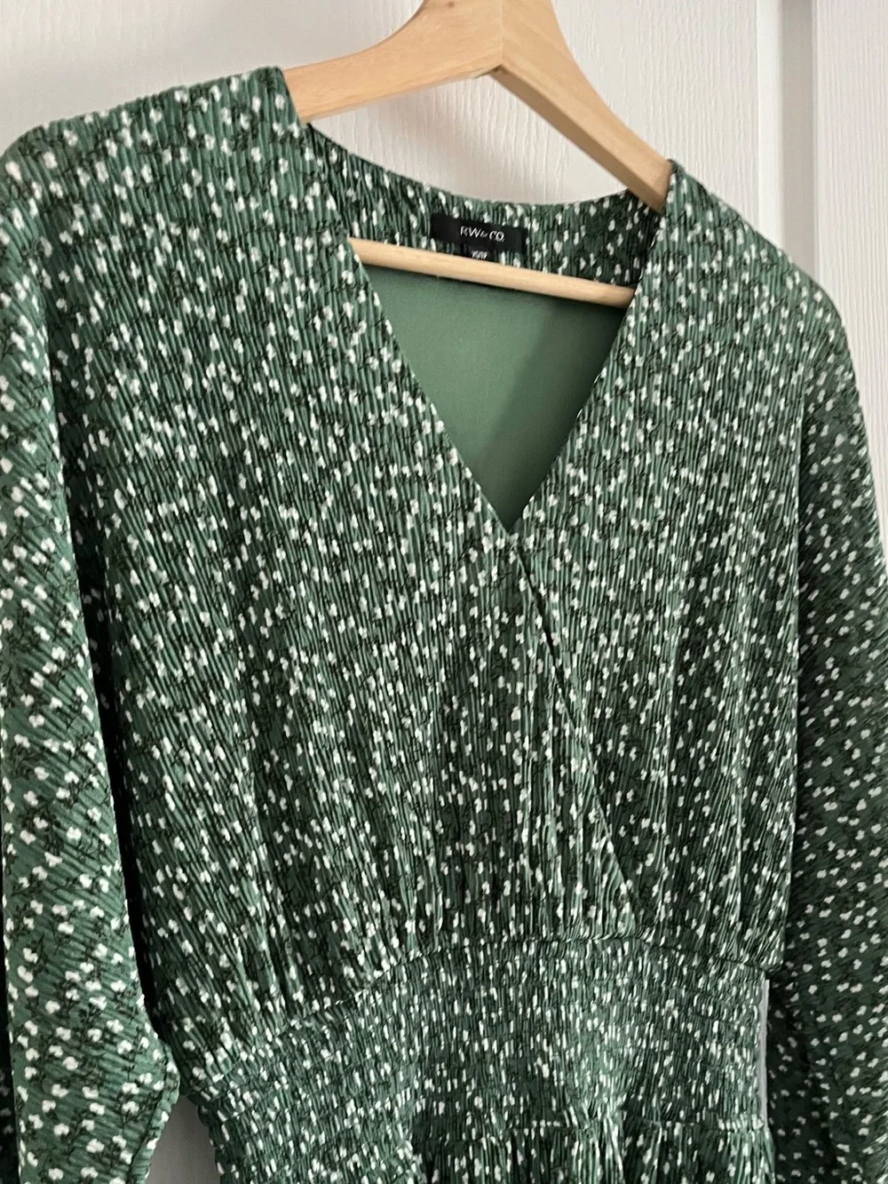 RW&CO. Green V-Neck Smocked-Waist Long Sleeve Dress XS - Picture 4 of 15